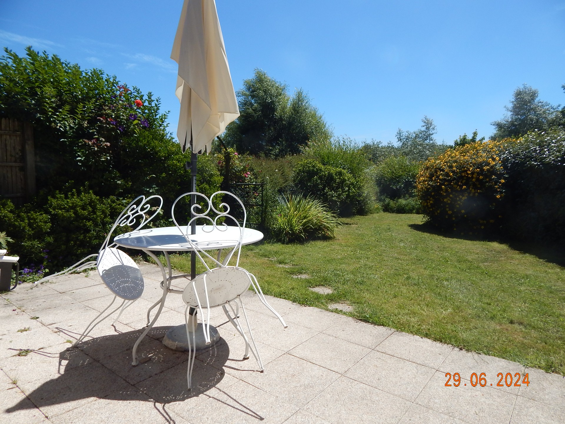 salon de jardin, barbecue, chaises longues - 